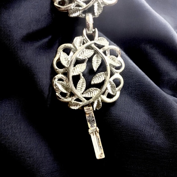 Vintage 5-Panel Silver Tone Leaf Bracelet - Picture 5 of 9